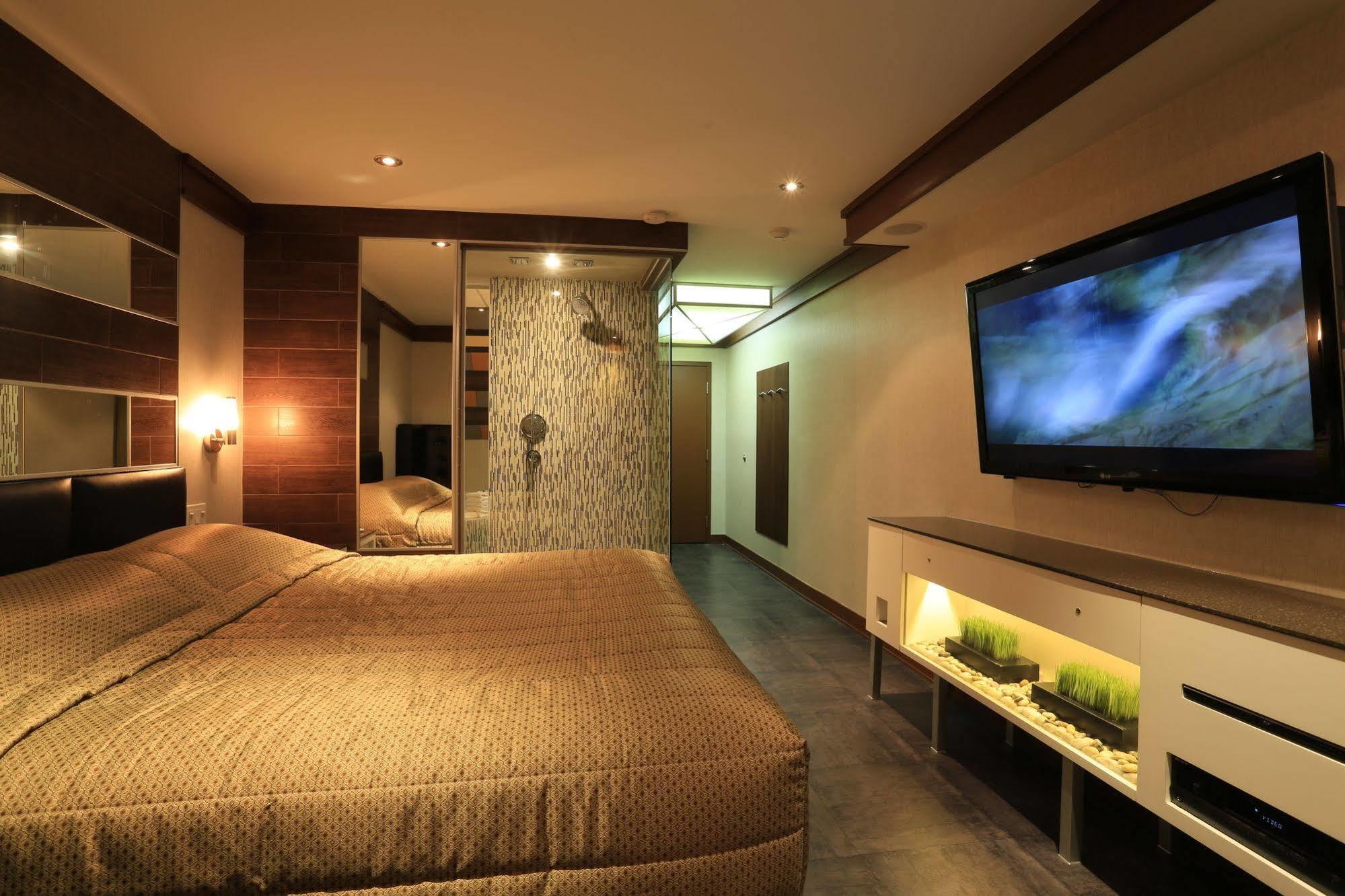 مونتريال Hotel Le Chablis Cadillac المظهر الخارجي الصورة